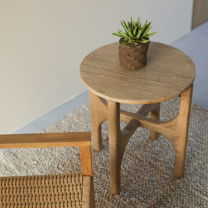 直径45cmの天板は、飲み物や本、スマートフォンを置いても余白が残ります。