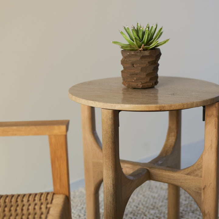 時間を重ねた石の表情が、光をやわらかく受け止めます。