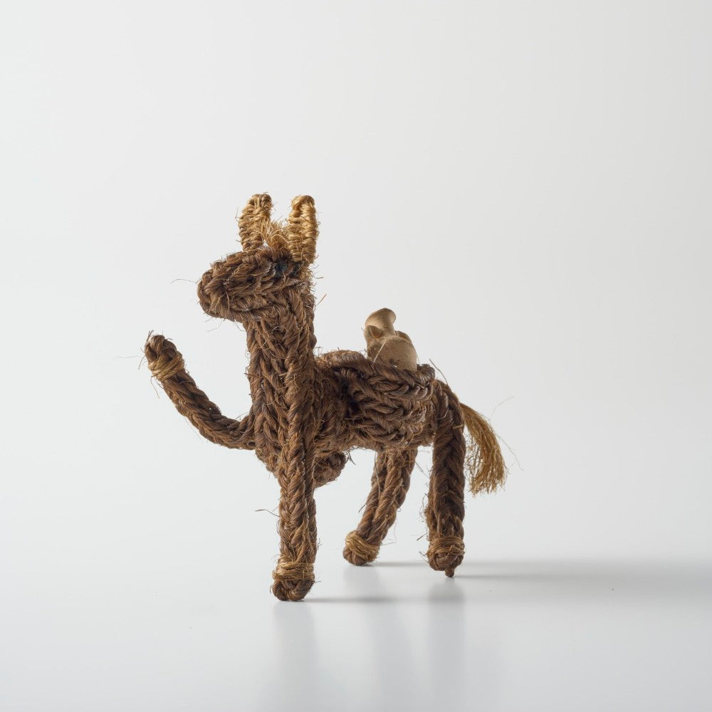 ③　BURRO SISAL MARRON CON CANTAROS