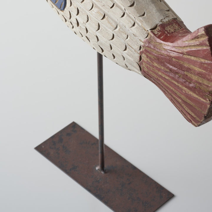 土台は風合いを感じさせる錆び加工を施しています。