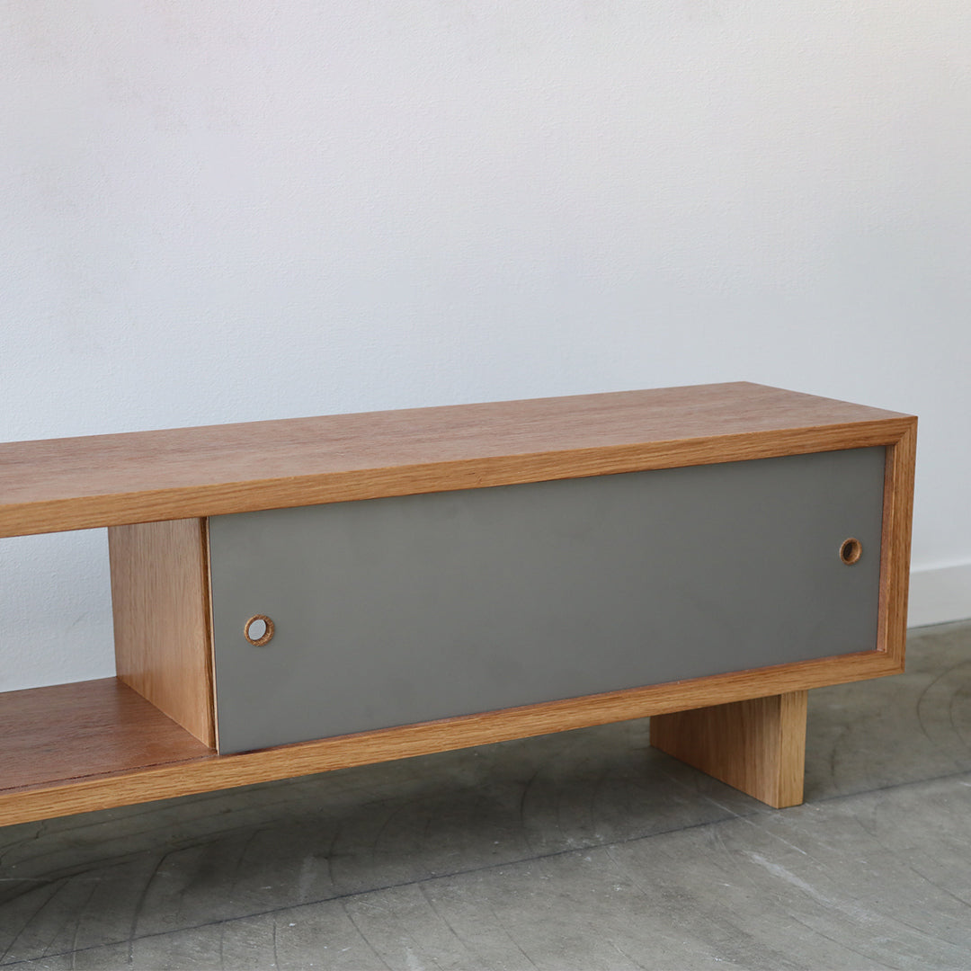 左右どちらにも動かせるスライド扉は、空間や向きに合わせて自由にレイアウトが可能。