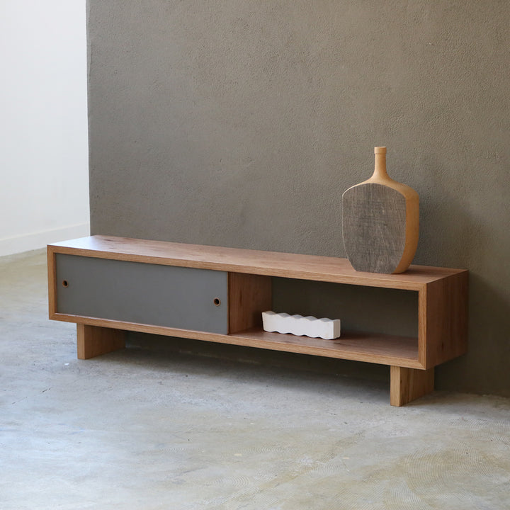 グレーカラーは、落ち着いた上品さで空間を引き締めます。