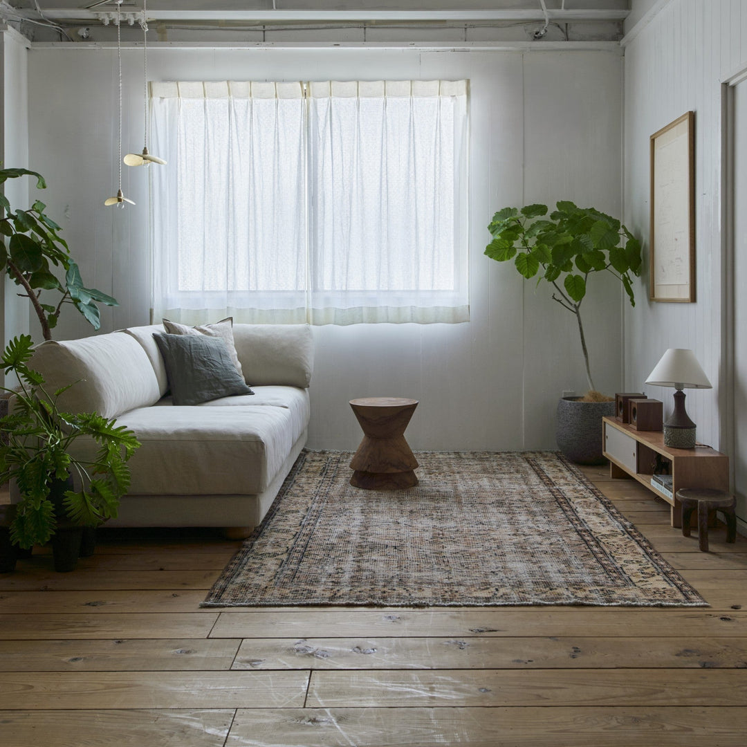 低く、ゆったり。部屋に寄り添う、控えめなプロポーションが魅力的。