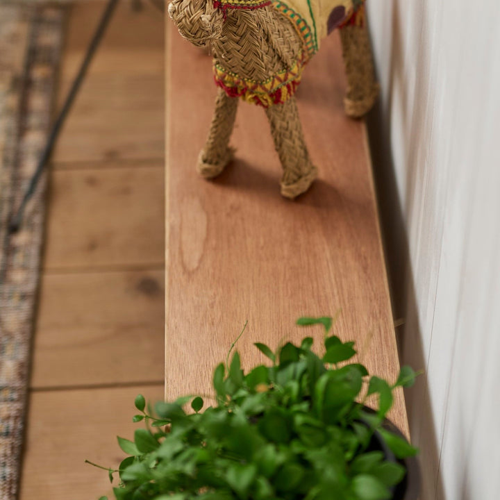 ラワン材のやわらかな質感。木目や節など、天然木の木肌が心を落ち着かせます。