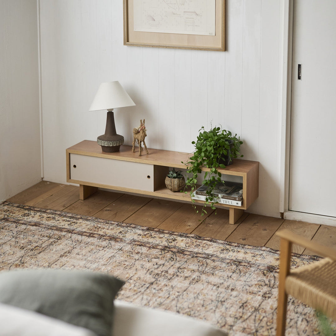 シンプルで無駄のないデザイン。高さ30cmロータイプのテレビボードです。