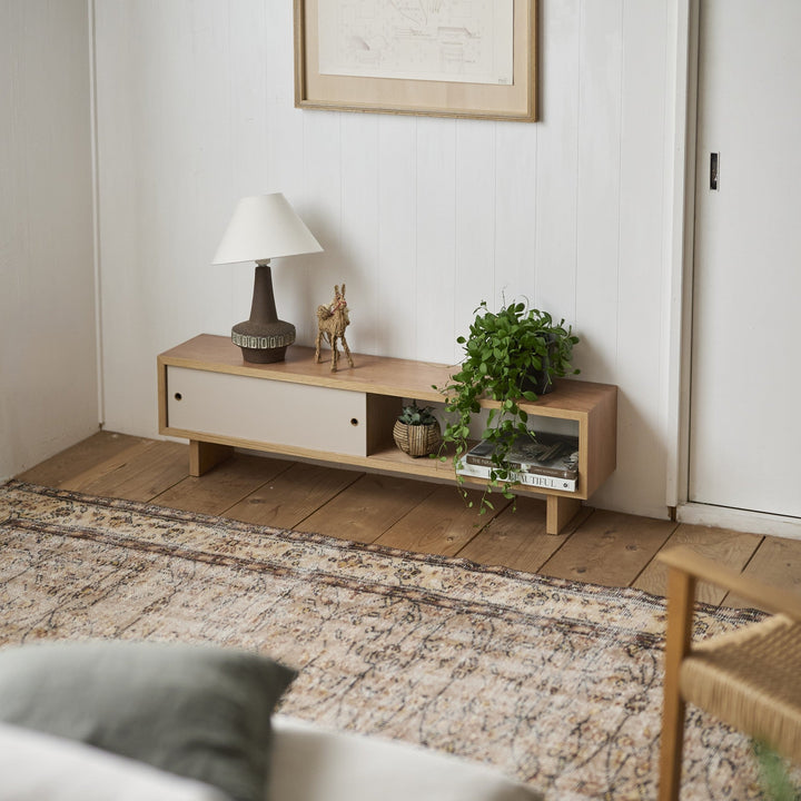 シンプルで無駄のないデザイン。高さ30cmロータイプのテレビボードです。