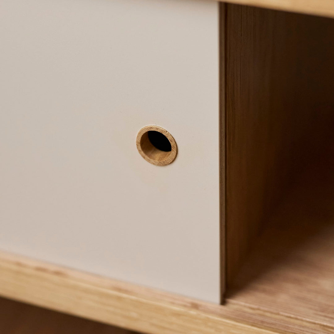 前扉に開いた丸い引き手が、さりげないアクセント。