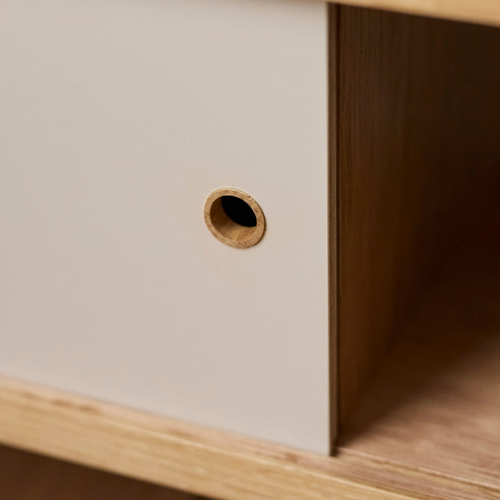 前扉に開いた丸い引き手が、さりげないアクセント。