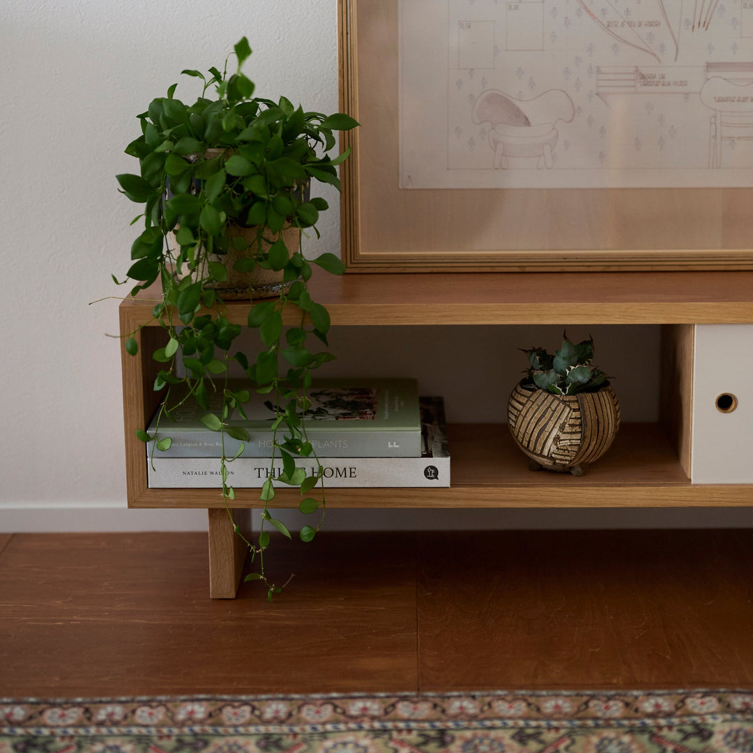 オープン棚とスライド扉を組み合わせたデザイン。