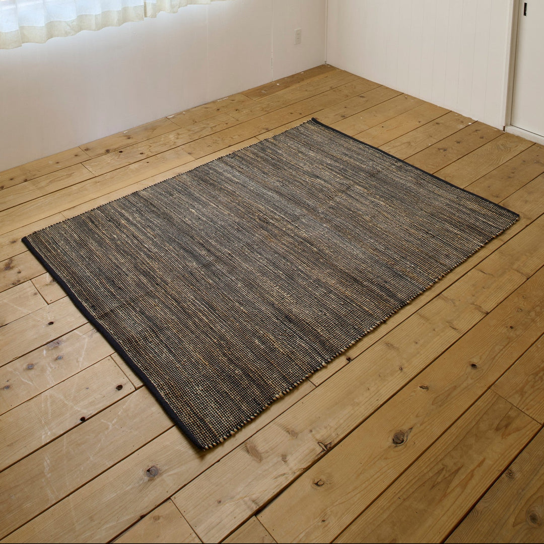 140×200cmは、2〜3人掛けソファ前にちょうどよいサイズ感。