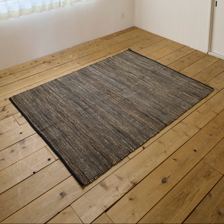 140×200cmは、2〜3人掛けソファ前にちょうどよいサイズ感。