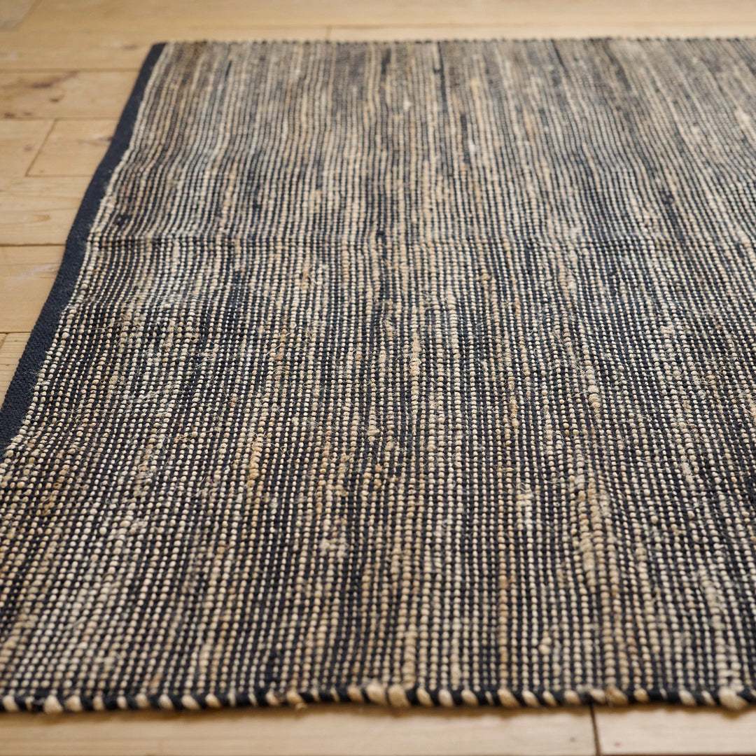 ざっくりとした織りで、木の家具やレザー、古道具のような質感とも好相性。