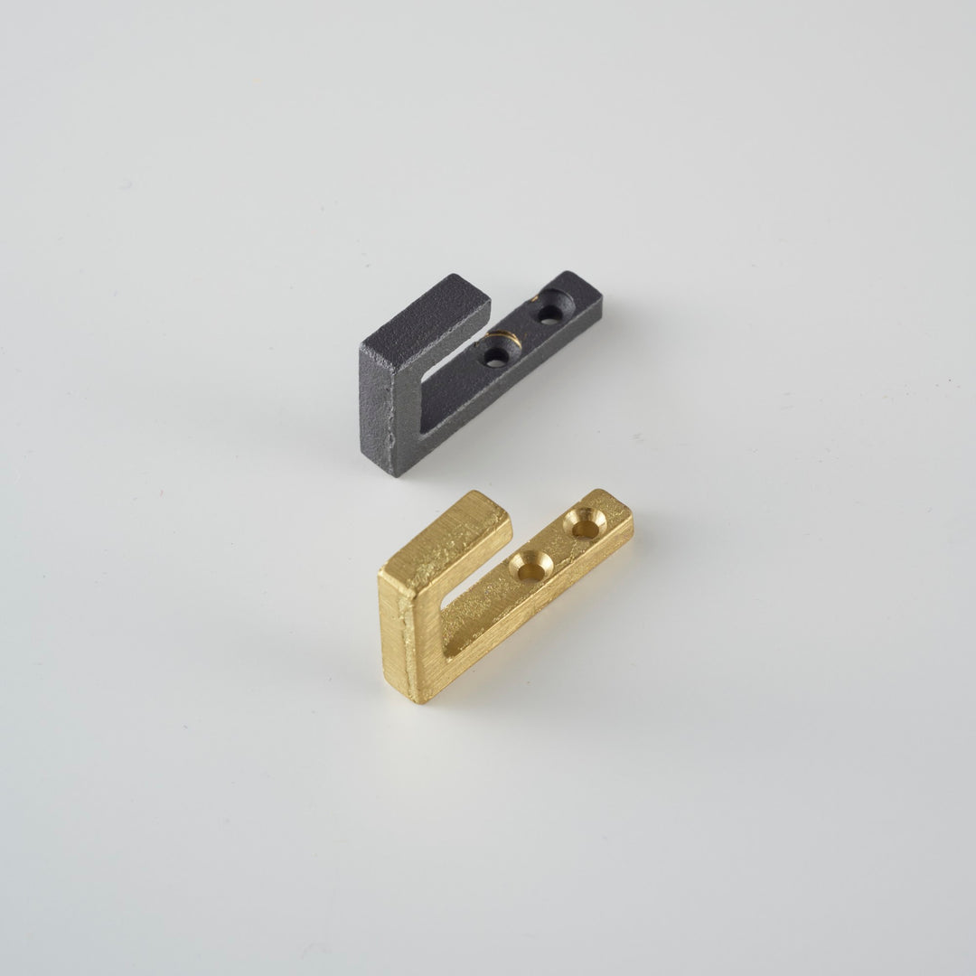 左：Black Brass（黒染め仕上げ）
右：Natural Brass（鋳肌素地仕上げ）