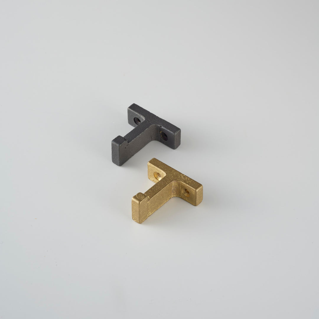 左：Black Brass（黒染め仕上げ）
右：Natural Brass（鋳肌素地仕上げ）