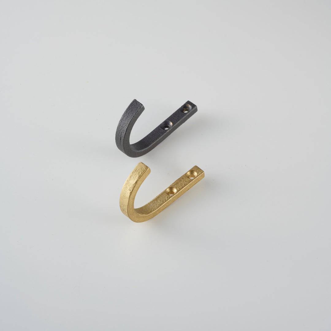 左：Black Brass（黒染め仕上げ）
右：Natural Brass（鋳肌素地仕上げ）