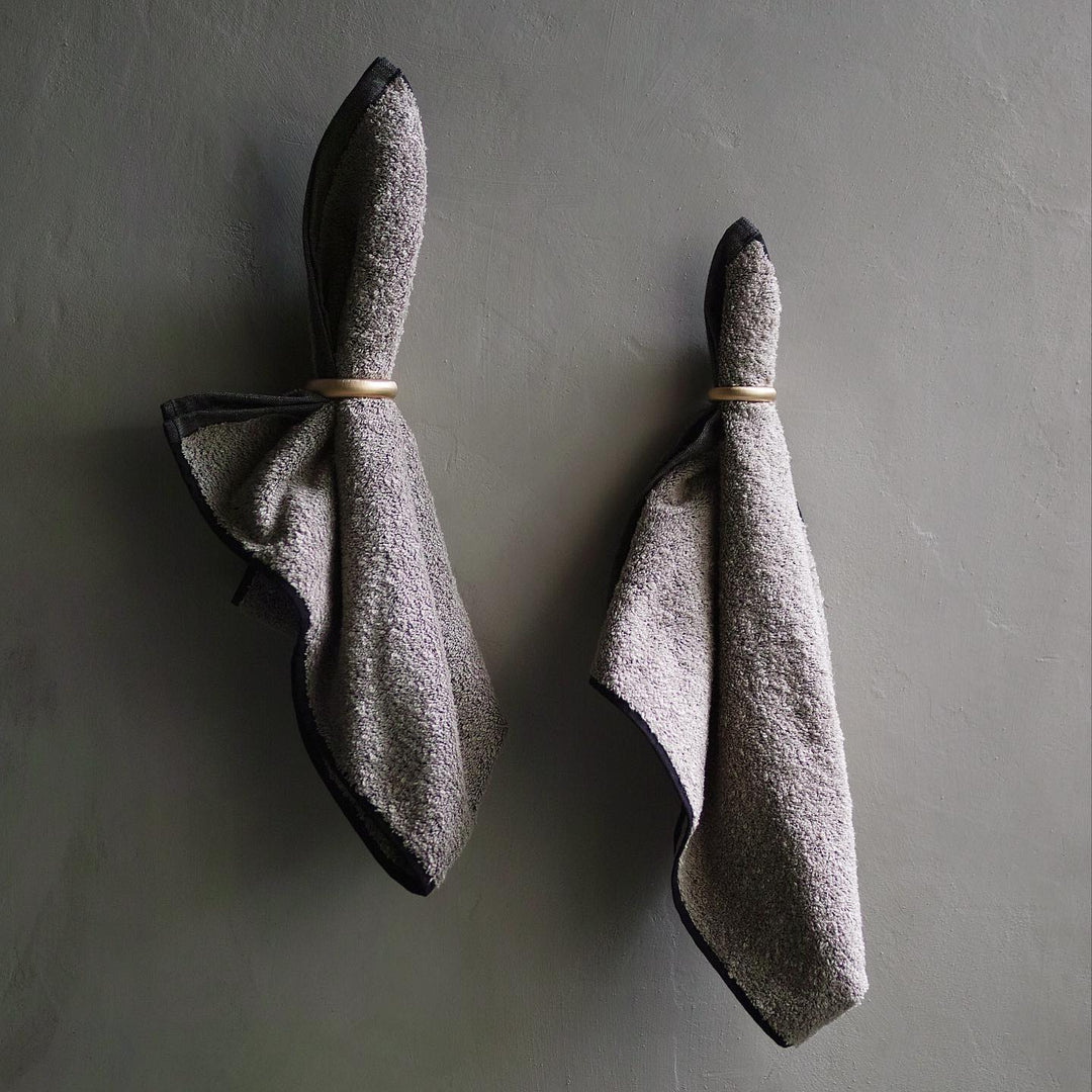 タオルをくしゃっと掛けても美しい。リング型ならではの自由さです。