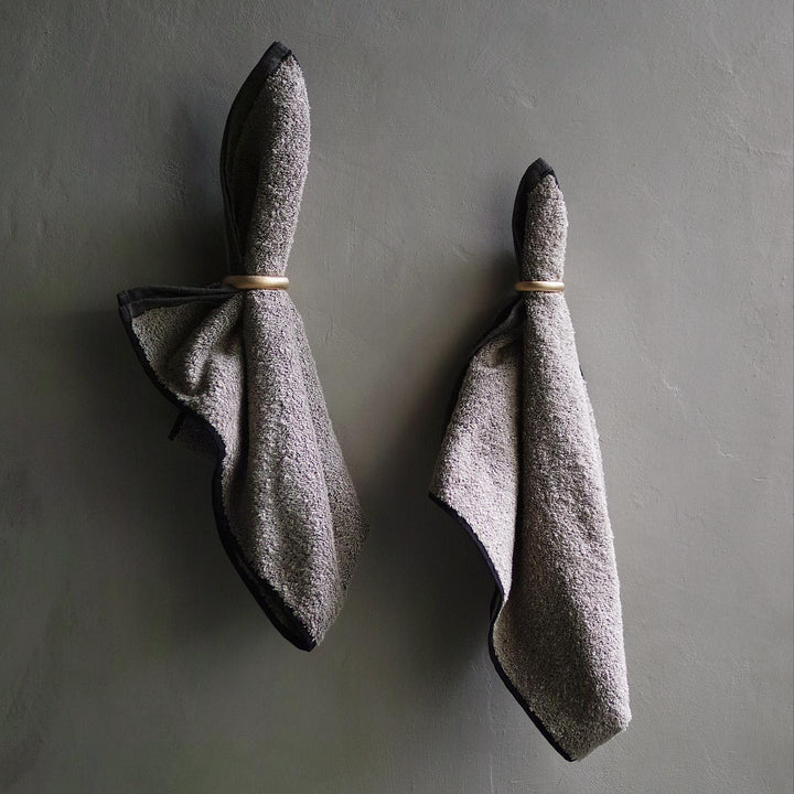 タオルをくしゃっと掛けても美しい。リング型ならではの自由さです。