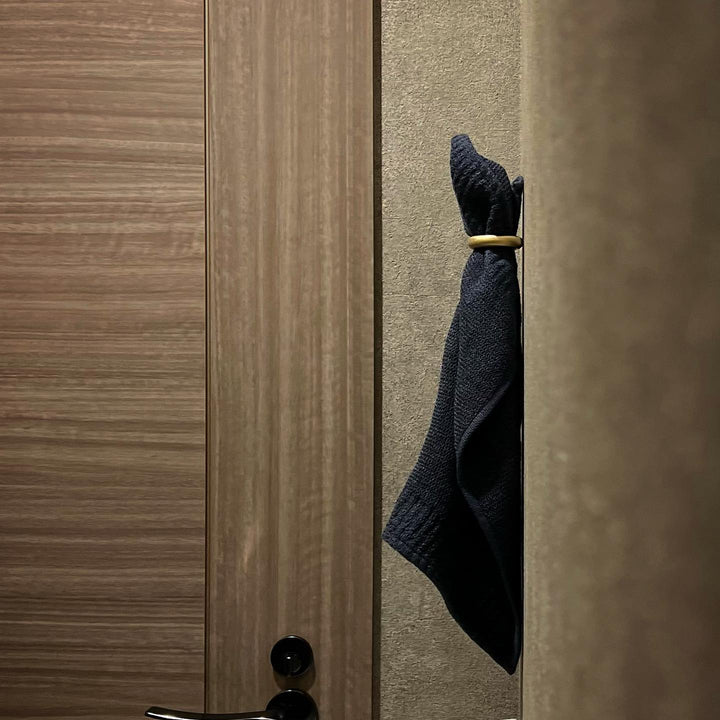 シンプルな真鍮の輪。余計な凹凸がない、すっきりとしたデザインです。