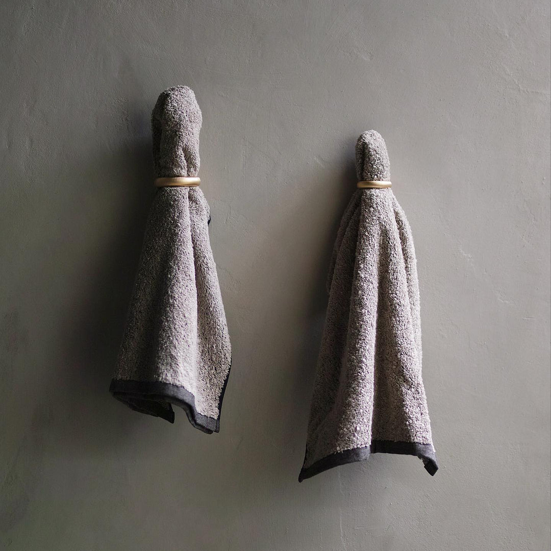 SとMの2サイズ展開。設置場所やタオルサイズによって選べます。