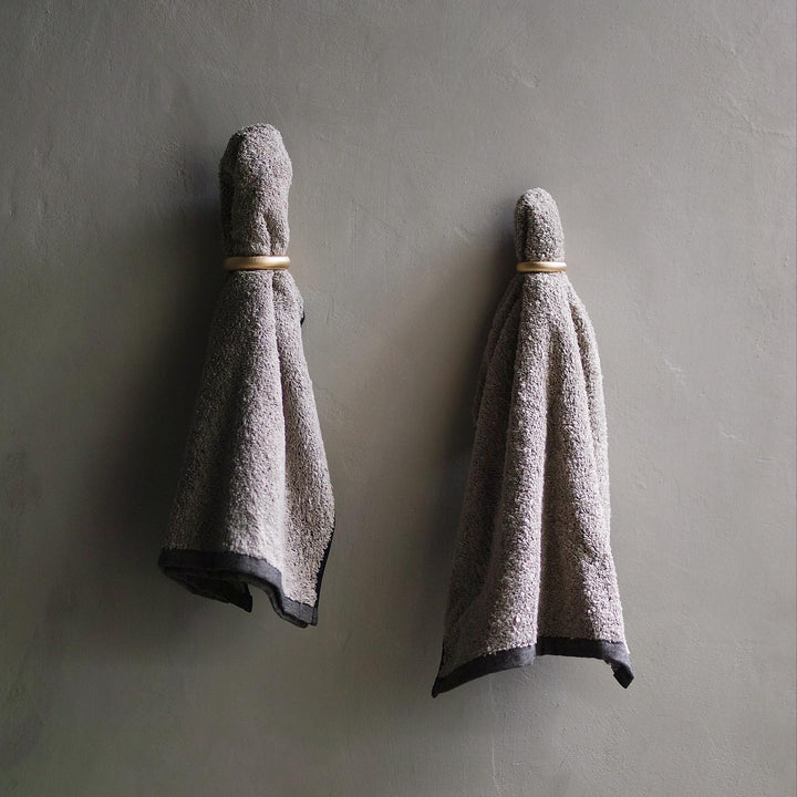 SとMの2サイズ展開。設置場所やタオルサイズによって選べます。