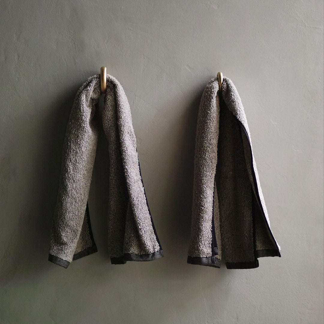 輪に通す、ループを引っ掛ける、フックを使って吊るす。使い方は自由です。