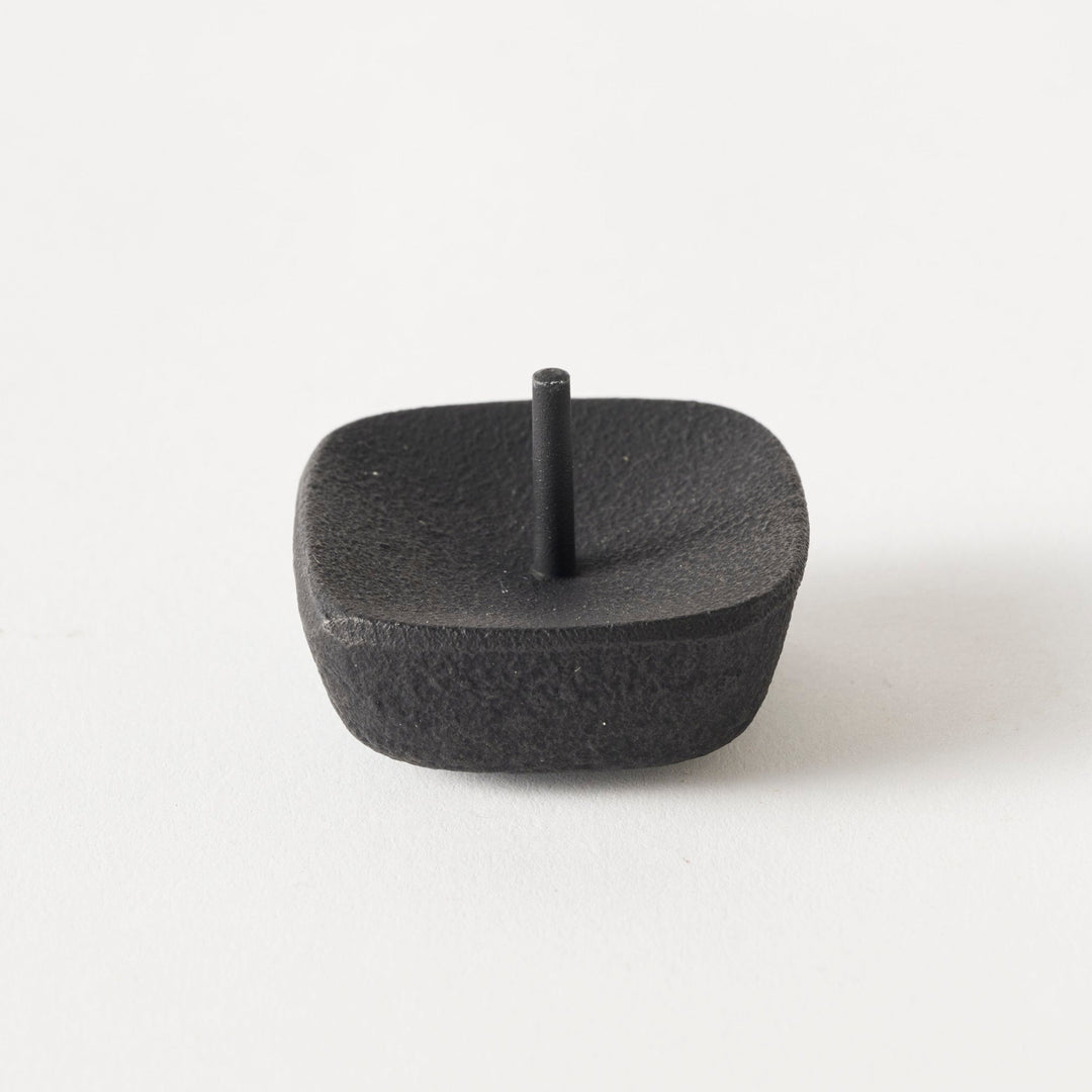 中：2～5号サイズの和ろうそくに対応。直径4cm、高さ3cmで、やや太めのろうそくにも。