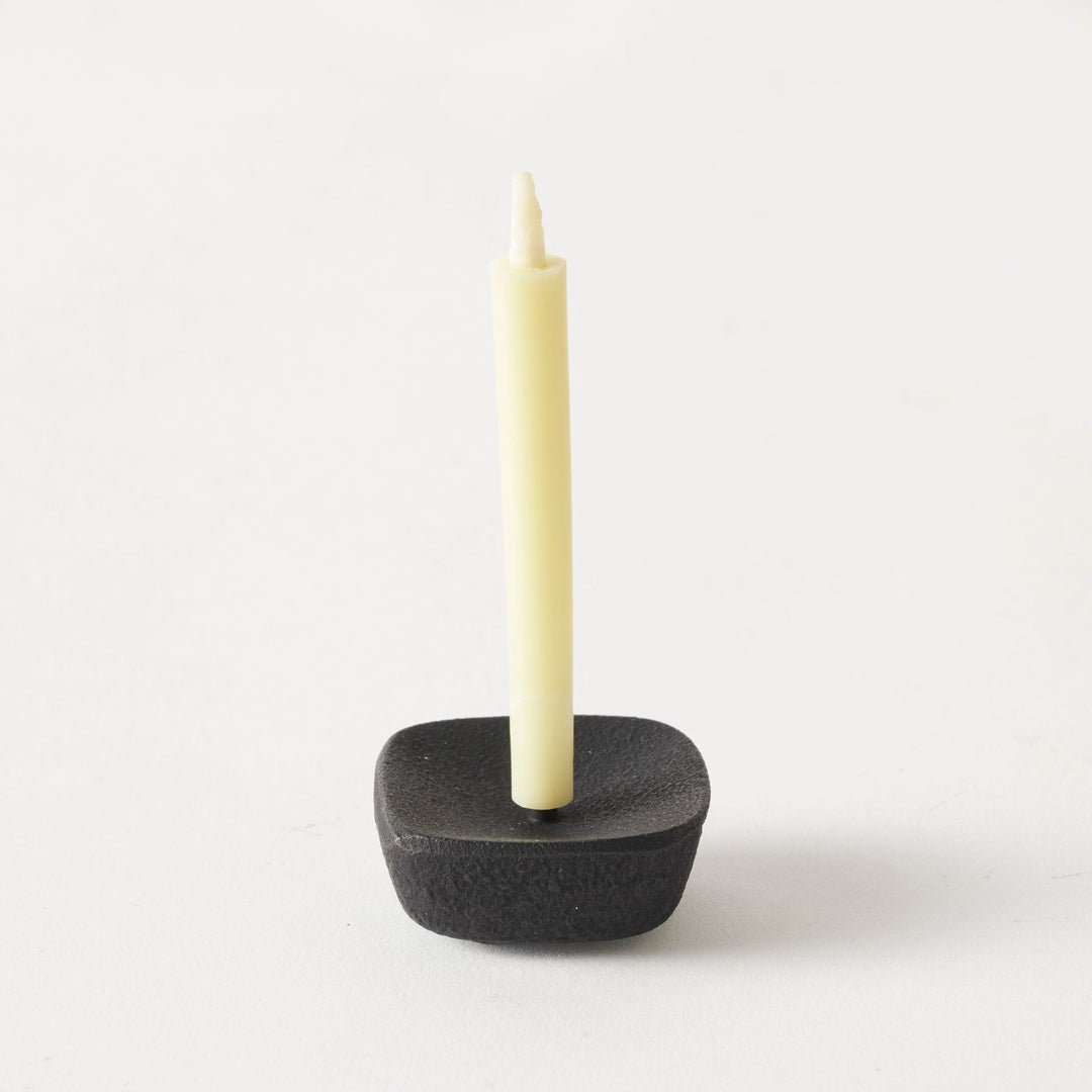 菜の花ろうそく2号など、少し長く灯したいときに。仏壇の脇にも、食卓の片隅にも。