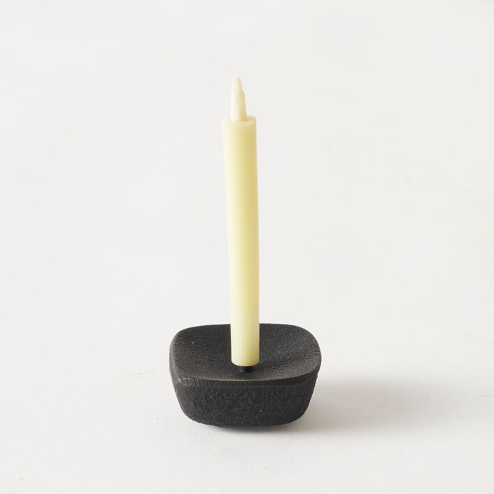 菜の花ろうそく2号など、少し長く灯したいときに。仏壇の脇にも、食卓の片隅にも。
