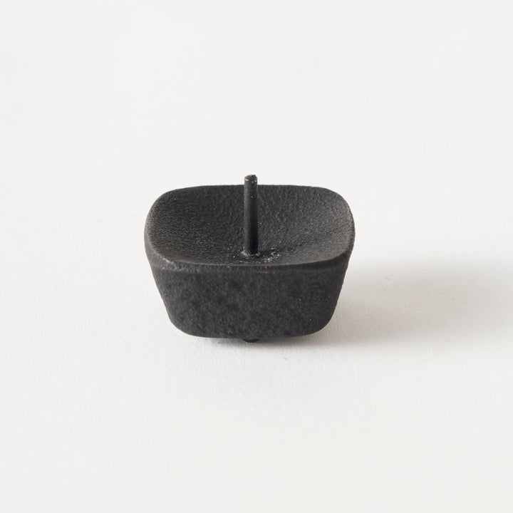 小：1号サイズの和ろうそくに対応。直径3.3cm、高さ2.8cmのコンパクトな存在感。