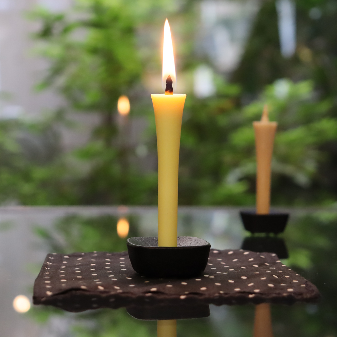 和ろうそくを安全に、美しく灯すための南部鉄製燭台。小ぶりで重厚な佇まい。