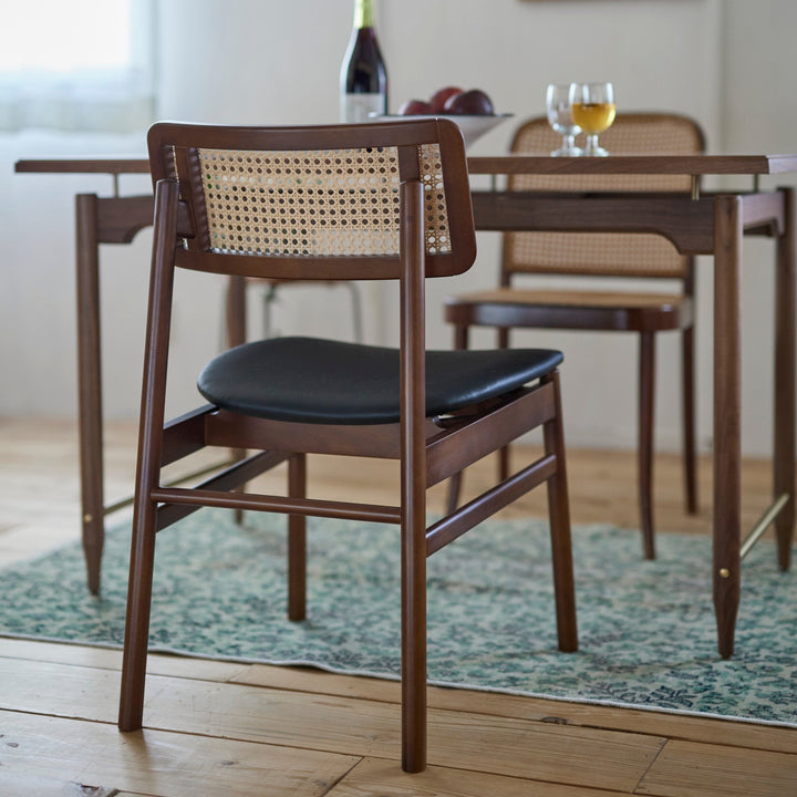 丸みを帯びた背もたれのフォルムと細身の脚部が生み出す軽やかなシルエット