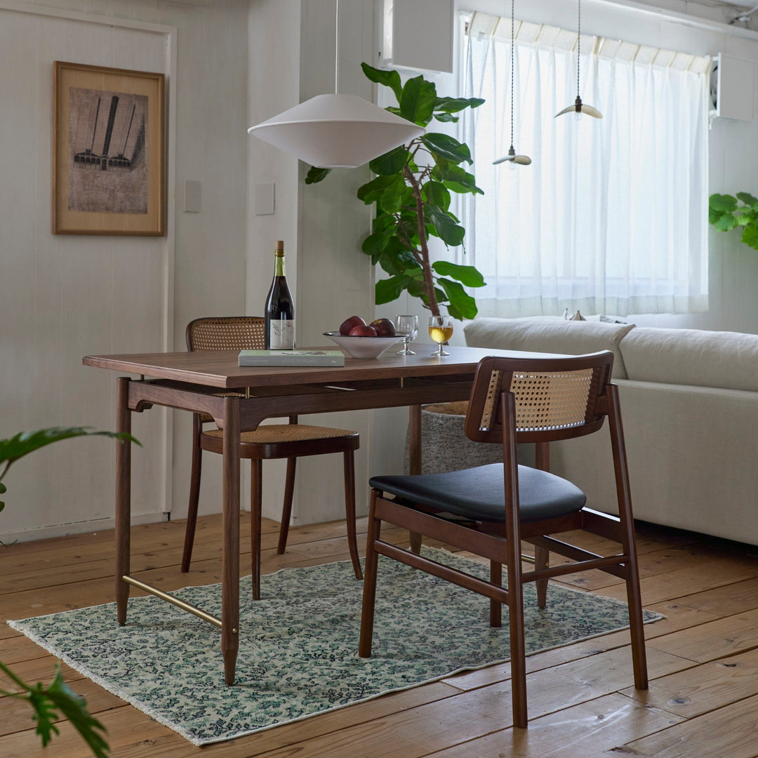 「Brown」は、シックで落ち着いた雰囲気を演出します。