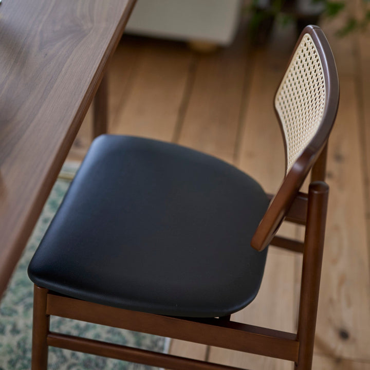 奥行き 55cmとゆとりがあるため、深く腰掛けていただけます。