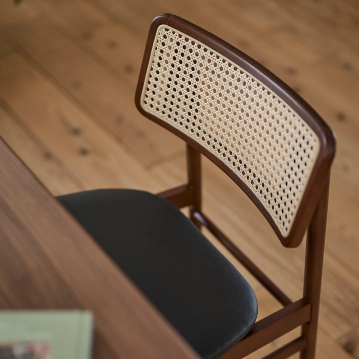 「Brown」は、ラタンと木部の色差が出るので、メリハリの利いた印象に。