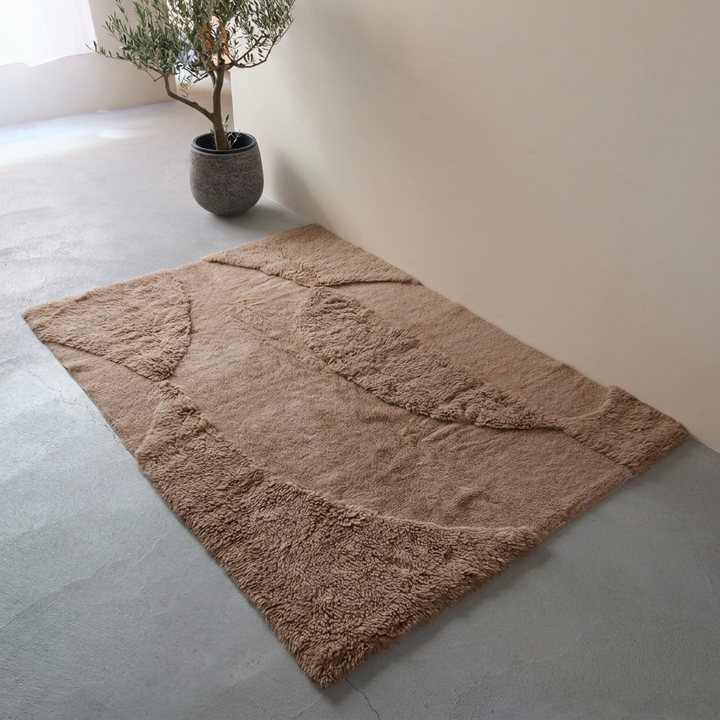 140×200cm。ソファ前に敷きやすいサイズです。