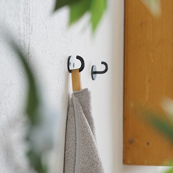 複数並べて使うと、壁面にリズムが生まれて美しい空間に。（手前：Ceiling Hook／奥：Hanging Hook）