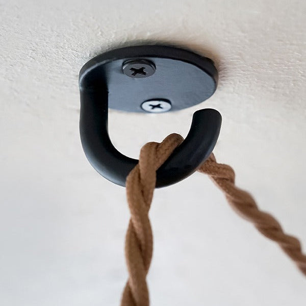 アイアンはマットなブラック。モダンやインダストリアルな空間をきりっと引き締めます。