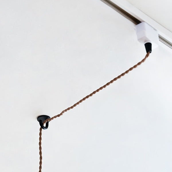 照明のコードを引っ掛けたイメージ。照明の位置を自在にコントロールできます。