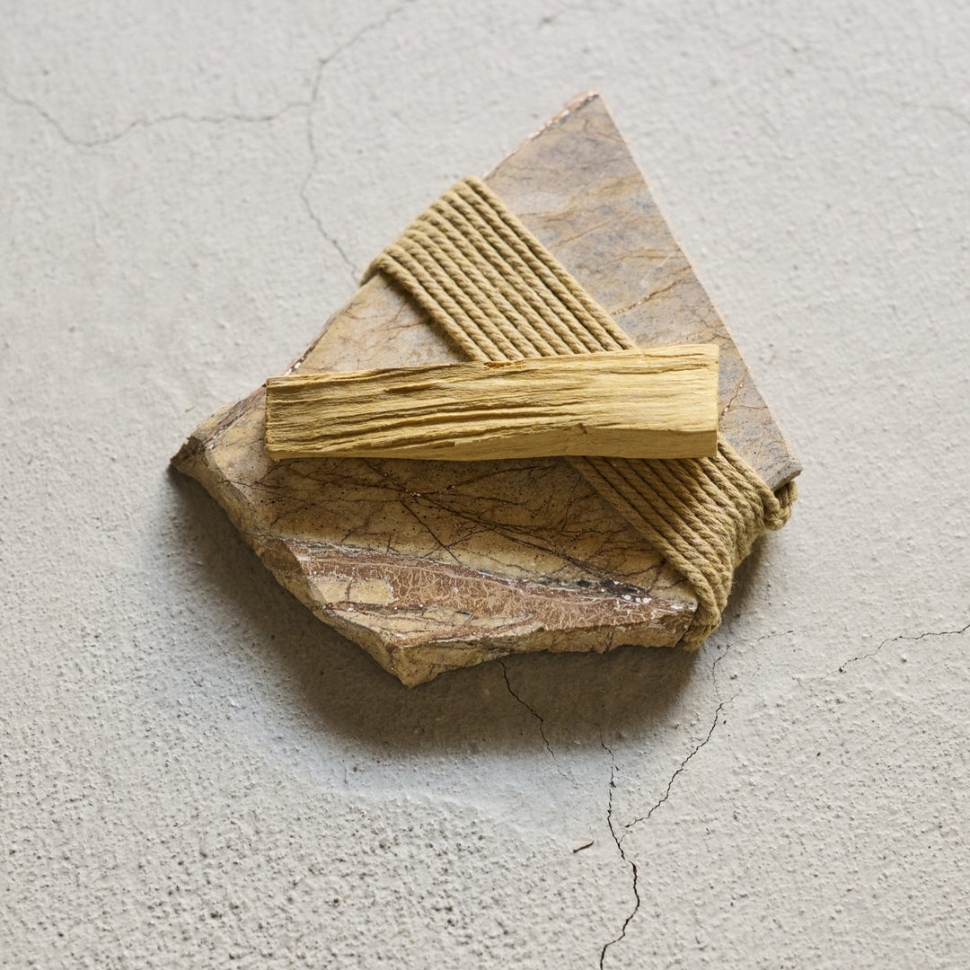 南米ペルーで育つ香木。ウッディな中にココナッツのような甘さが香ります。