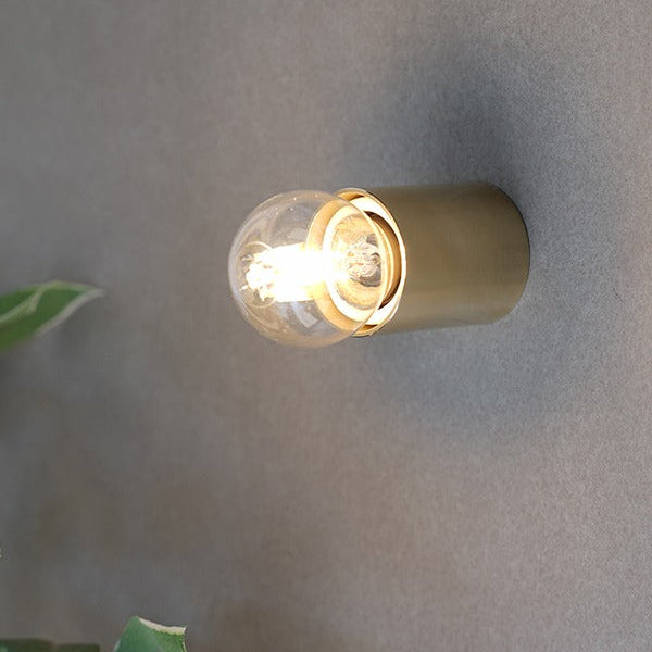 電球の形と光を楽しむための、シェードのないデザインです。