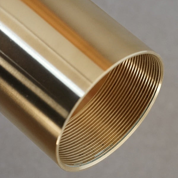 新品の明るい金色から、年月を経たアンティークの艶まで、表情の移ろいを楽しめます。