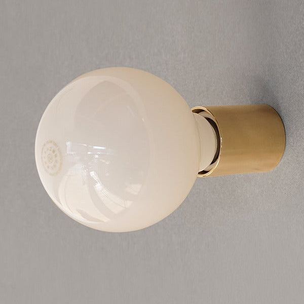 真鍮の筒からこぼれる、ミニマルなあかり。潔いほどシンプルな照明です。