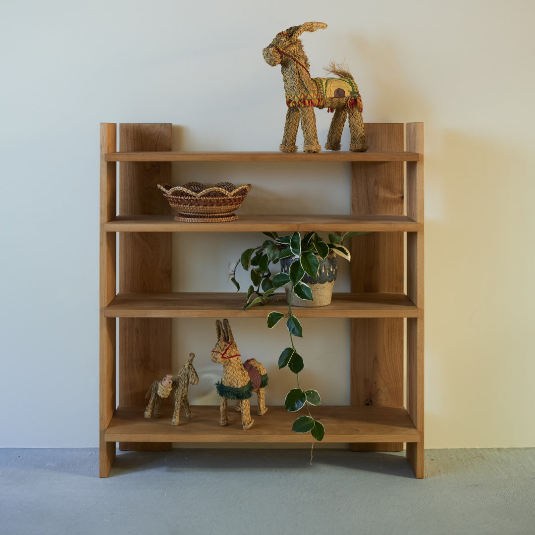 最小限の要素だけで構成された、背板のないオープンシェルフです。