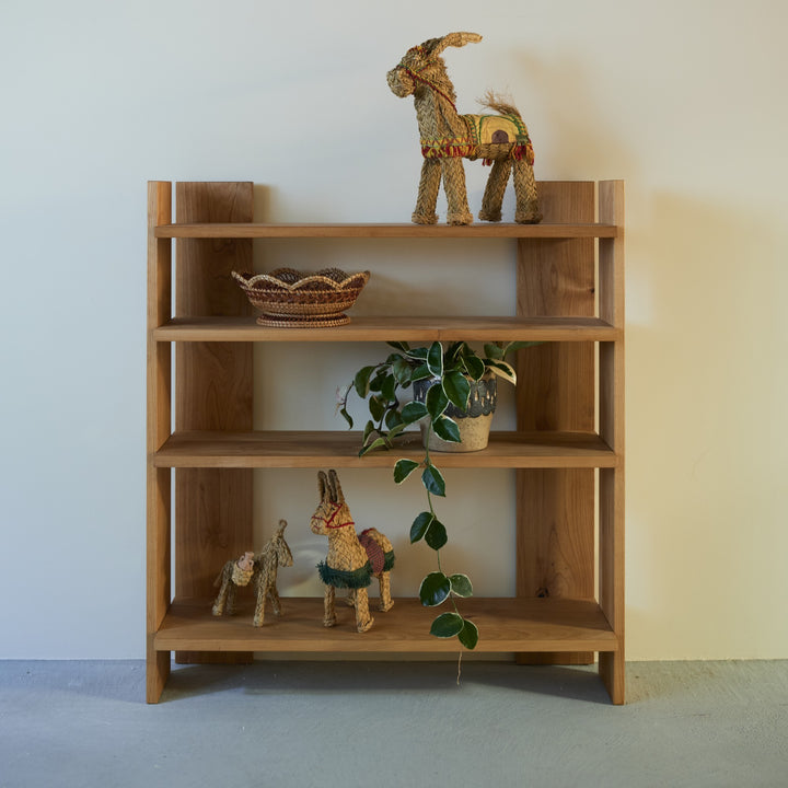 最小限の要素だけで構成された、背板のないオープンシェルフです。