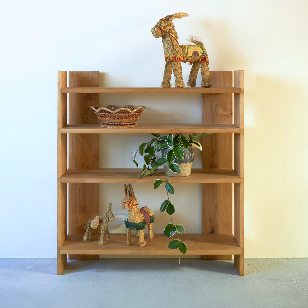 最小限の要素だけで構成された、背板のないオープンシェルフです。