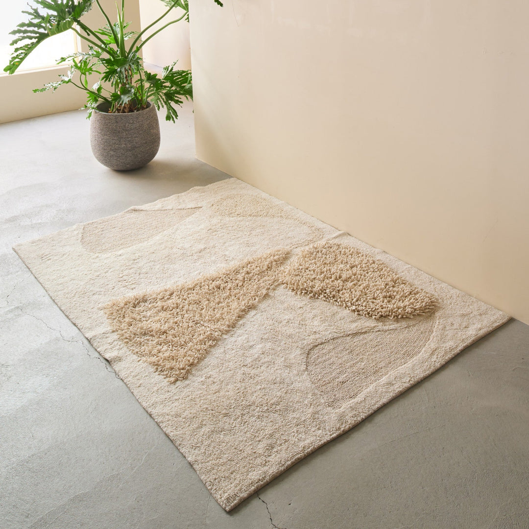 サイズは140×200cm。ソファ前に敷きやすいサイズです。