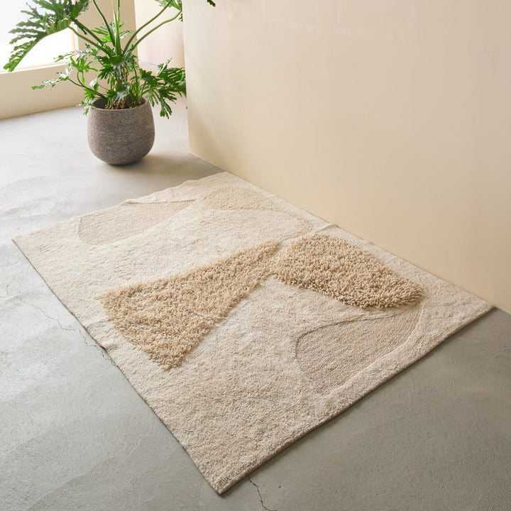 サイズは140×200cm。ソファ前に敷きやすいサイズです。