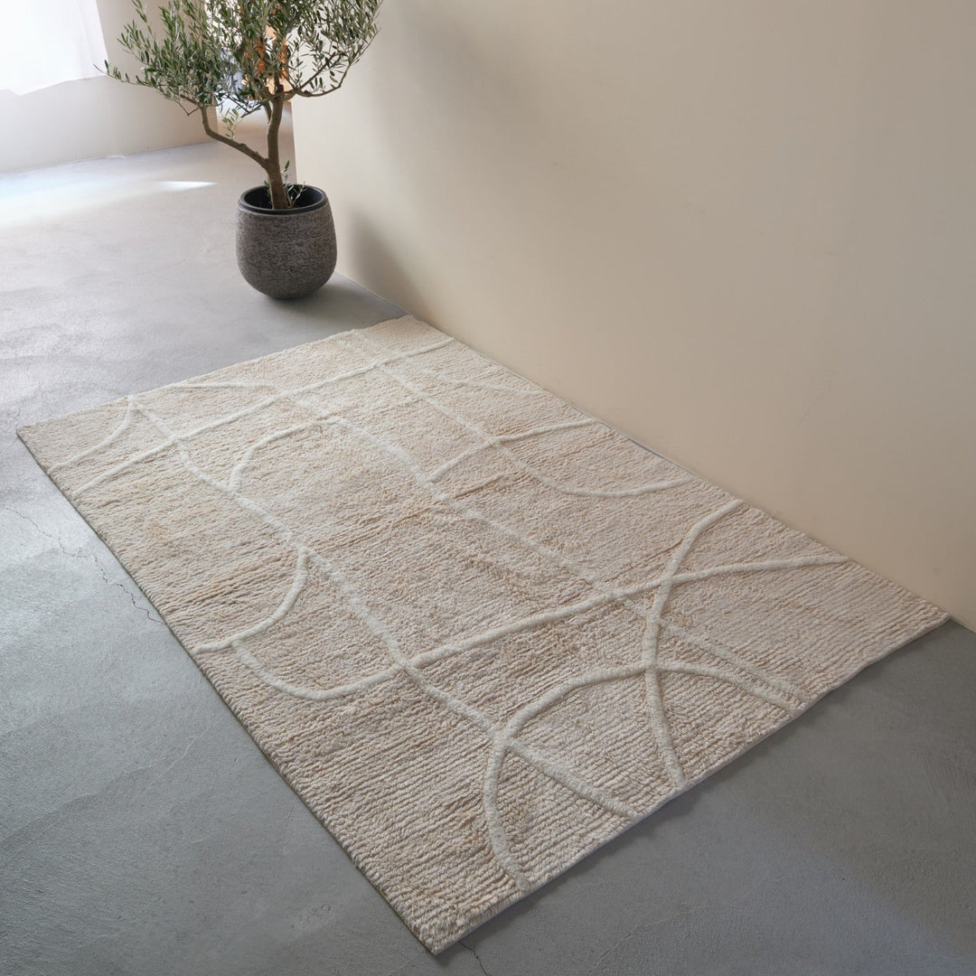 140×200cm。ソファ前にも取り入れやすいサイズです。