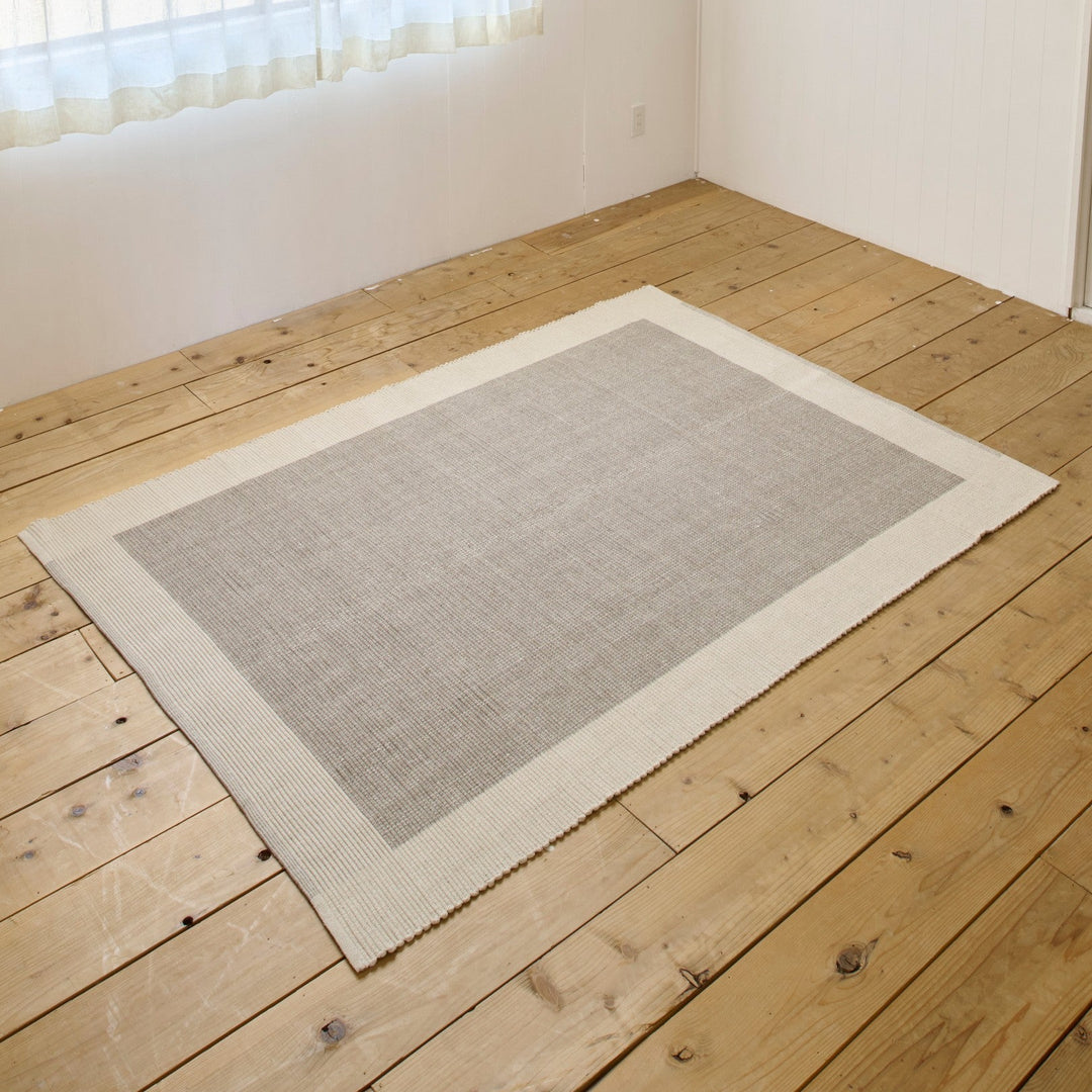 140×200cmは、2〜3人掛けソファ前にちょうどよいサイズ感。