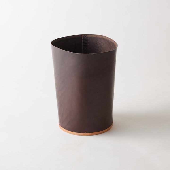 上部は約22cm、下部は約18cm。口に向かってわずかに広がるフォルム。